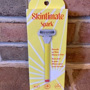 Skintimate 4-Blade Women’s Razor Handle plus 2 Razor Refills